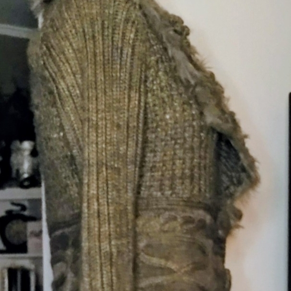 Cozy Bronzy/Beige Knit Sweater with Faux Fur Trim and Rosettes - Picture 7 of 7